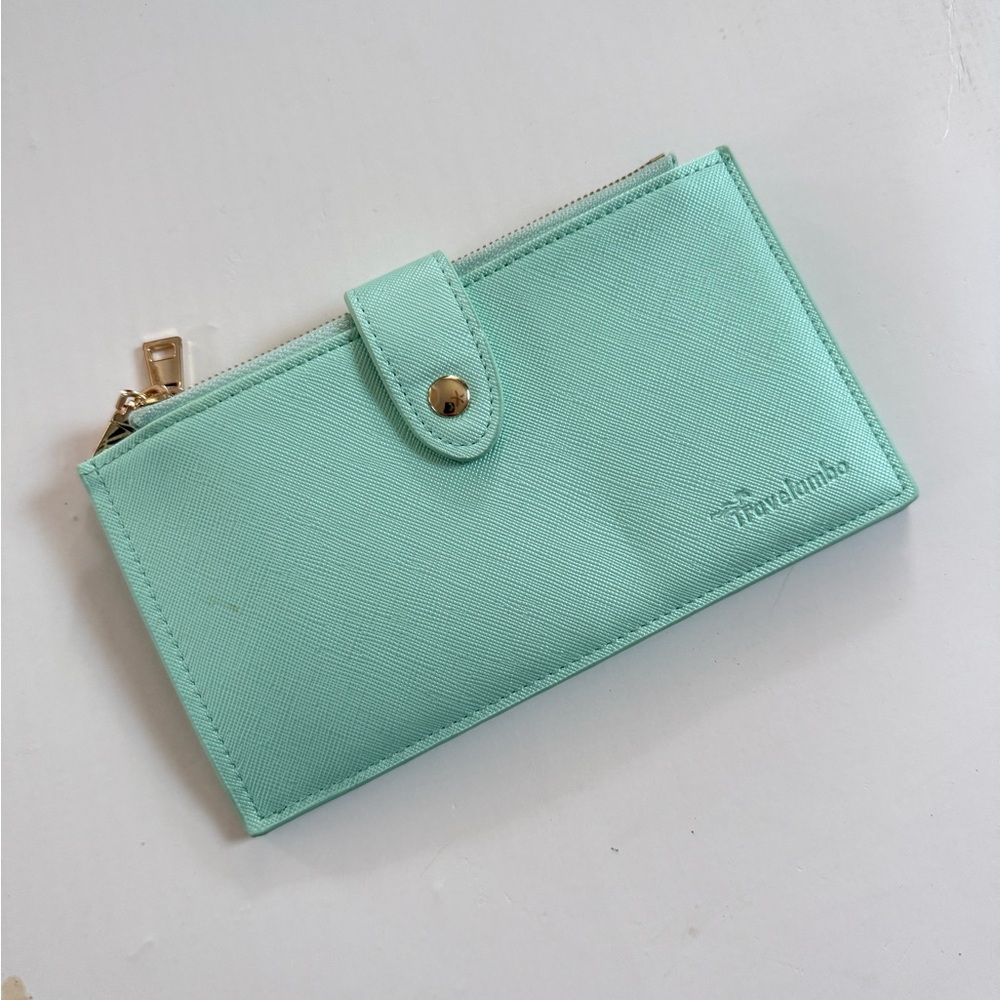 Travelambo Mint Green Women's Travel Wallet NWOT Vacation Pastel Card Holder